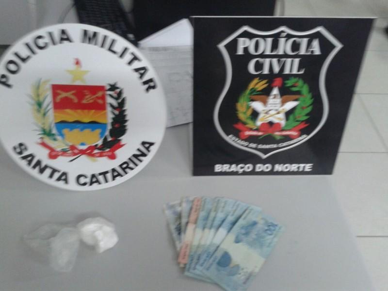Polícia prende dupla de traficantes