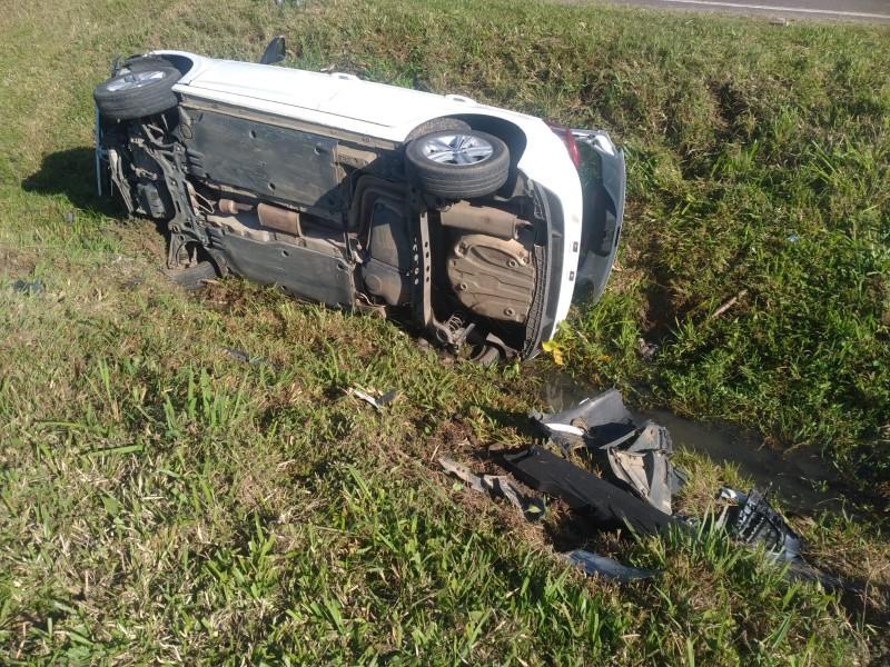 Mulher é hospitalizada em estado grave após capotamento na BR-101 em Araranguá