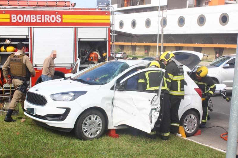 Colisão entre carro e caminhão provoca lentidão no trânsito na avenida Centenário