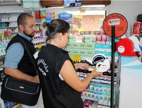 Procon fiscaliza atendimento prioritário em farmácias