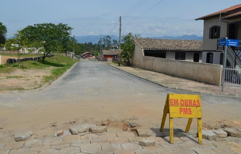Prefeitura refaz ruas de lajotas que estavam danificadas