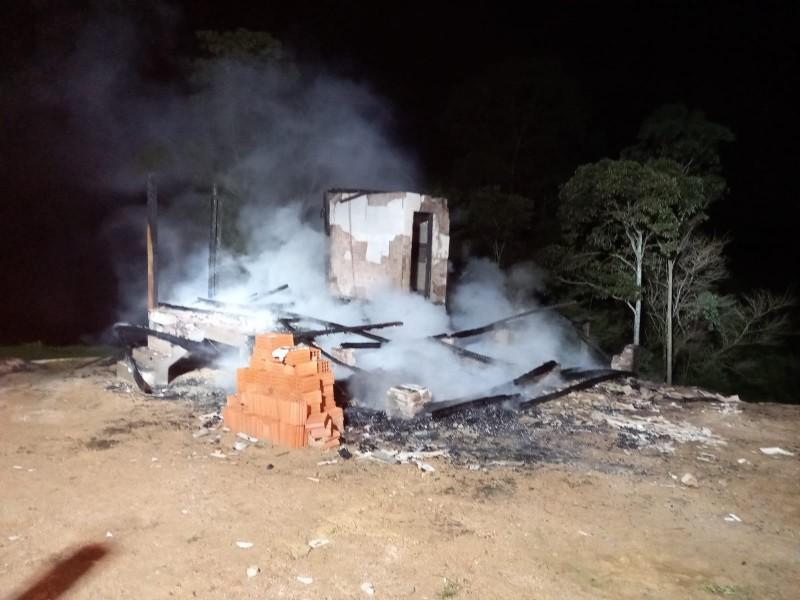 Residência mista é destruída por incêndio em Cocal do Sul 