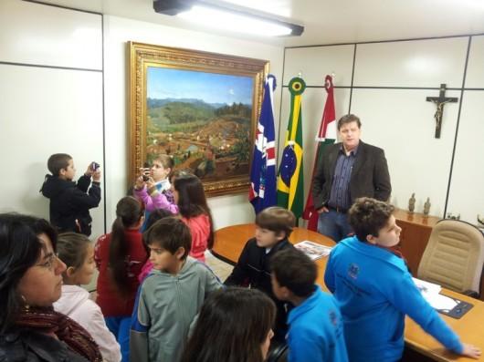 Alunos da Escola Caravaggio visitam gabinete do prefeito