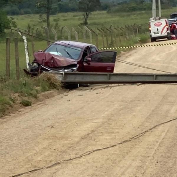 Veículo colide contra poste em Jaguaruna