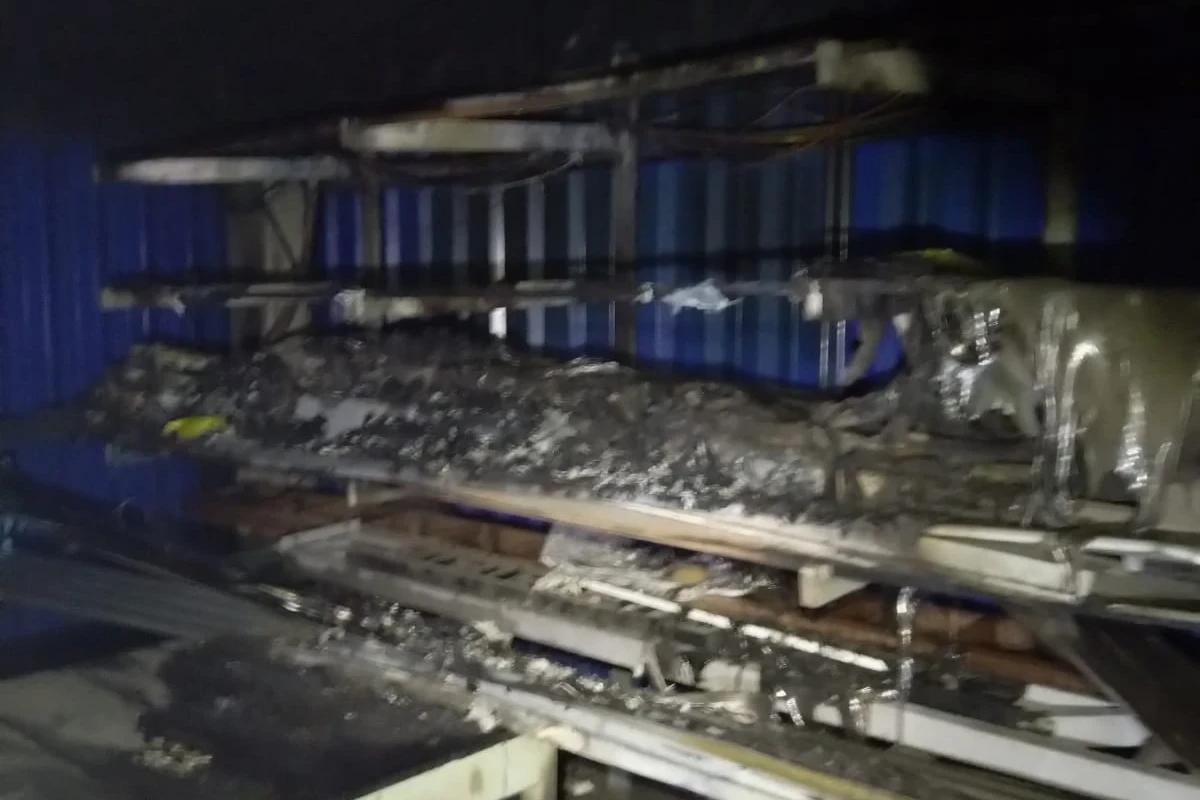 Princípio de incêndio derrete caixa d'água e destrói prateleira em empresa de Criciúma