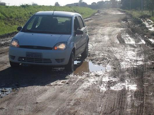 Falta de pavimentação em marginal da 101 provoca transtornos