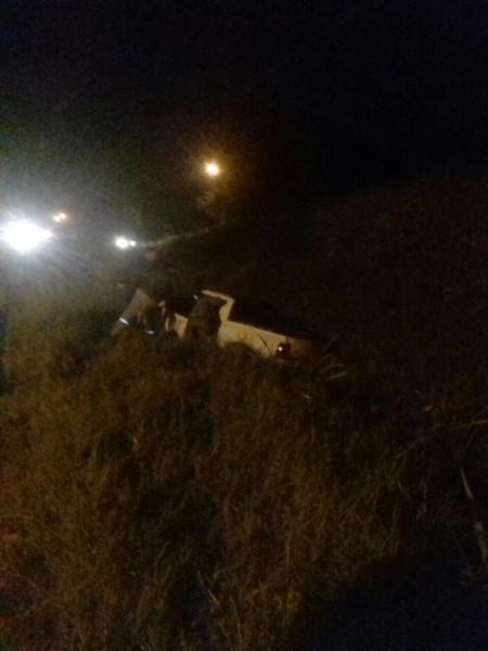 Automóvel sai da pista após colidir em redutor de velocidade