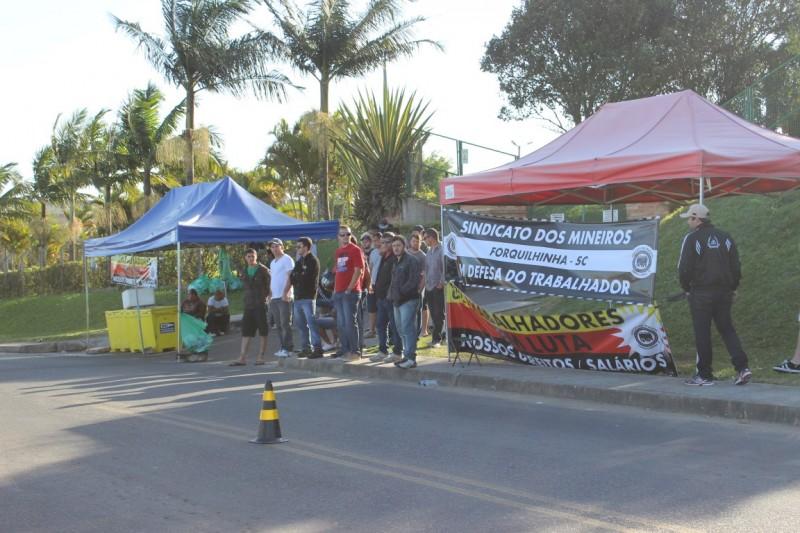 Com condição, empresa pagará salários atrasados dos mineiros 