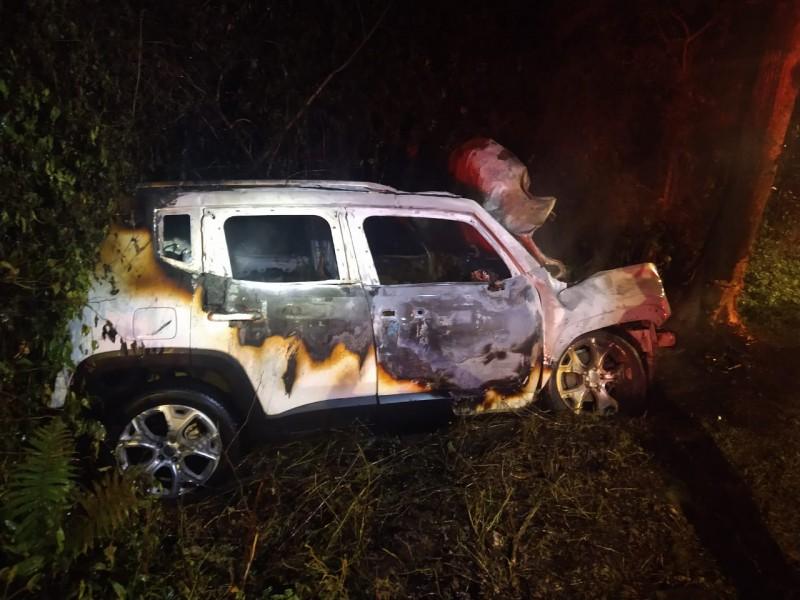 Criciúma: motorista é retirada de veículo em chamas após colidir contra árvore