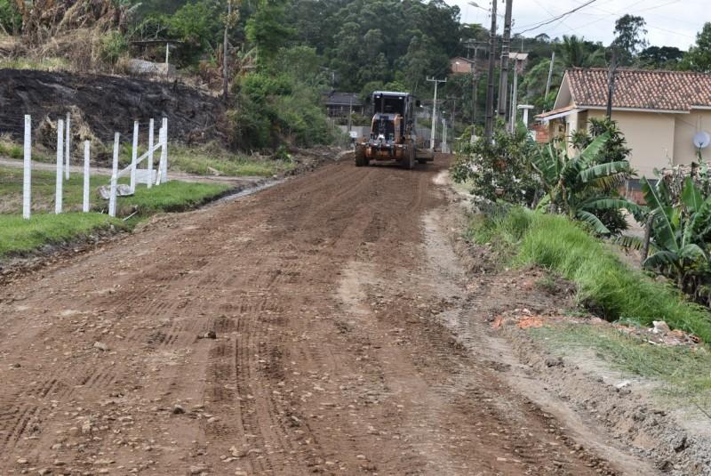Prefeitura de Siderópolis realiza trabalho de recuperação de estrada no bairro Monte Negro