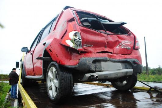Caminhão bate atrás de carro na Alexandre Beloli