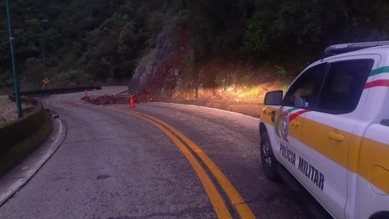 Trecho da Serra do Rio do Rastro segue em meia pista após desmoronamento de barreira