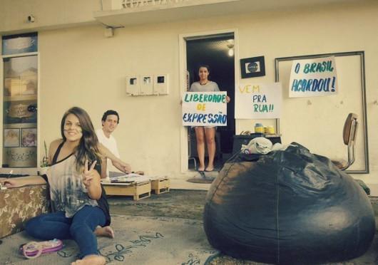 Ato público em Criciúma: Manifestantes unidos na produção dos cartazes