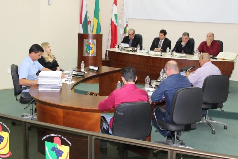 Vereadores aprovam projeto em sessão extraordinária