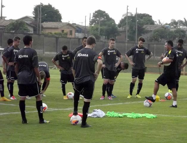 Luizinho orienta coletivo e mantém mesma formação no Tigre