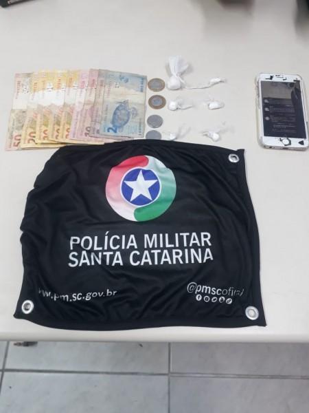 PM apreende porções de cocaína e dinheiro com adolescentes em Criciúma 