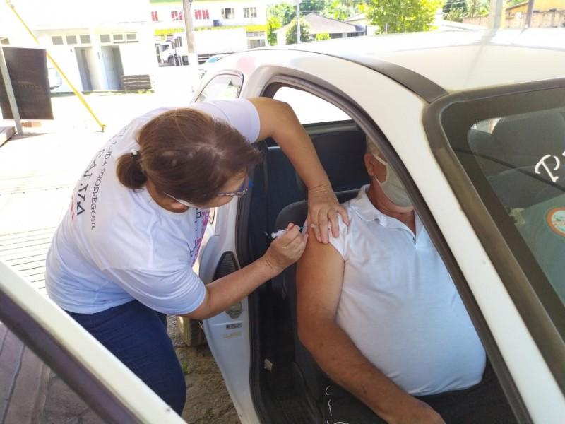 Treviso realiza mais um drive-thru para vacinar idosos