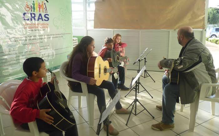Oficina de música inicia sua primeira turma no Cras