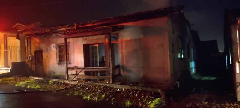 Parte de telhado de casa abandonada desaba durante incêndio em Criciúma