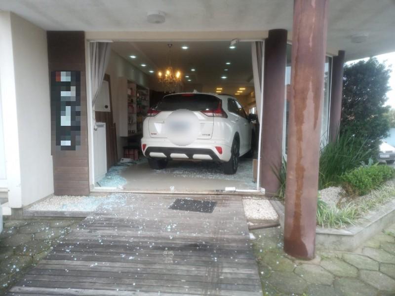 Motorista perde controle de veículo e invade salão de beleza em Jaguaruna