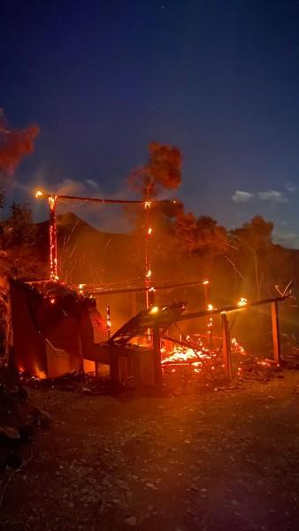 Residência é destruída por incêndio na Serra da Rocinha 