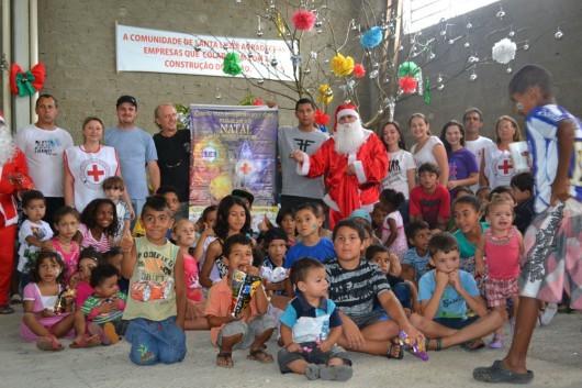 Crianças do bairro Santa Luzia recebem doações de Natal