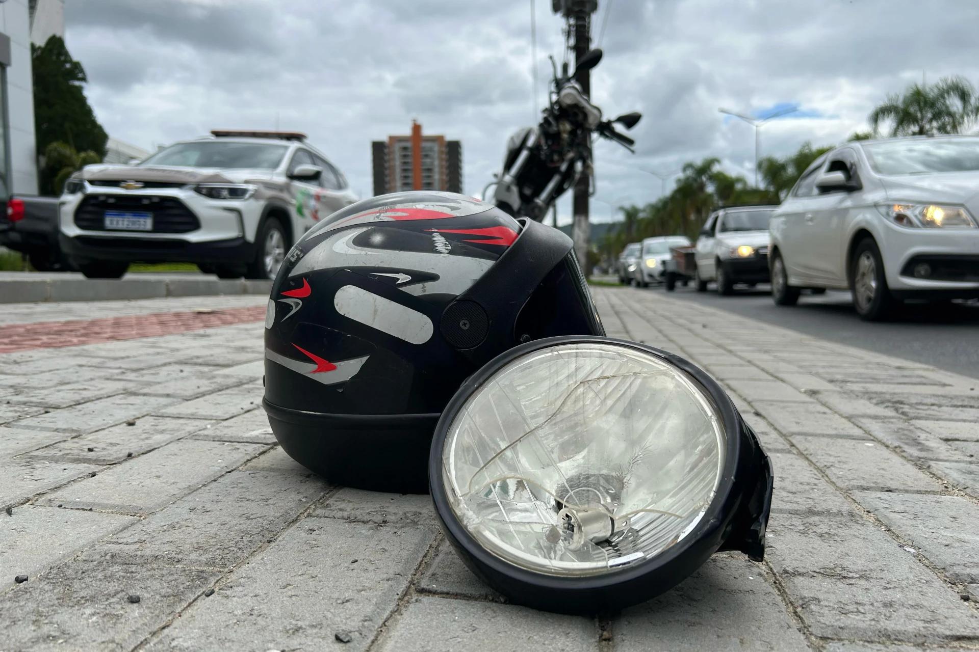 Motociclista de Içara colide contra carro na avenida Centenário