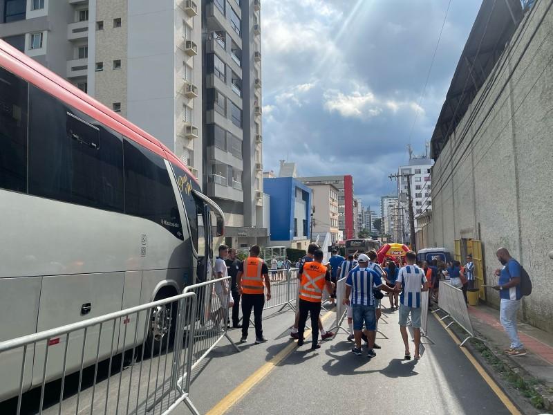 Torcedores de Avaí e Brusque já estão no Majestoso; forte esquema de segurança é montado