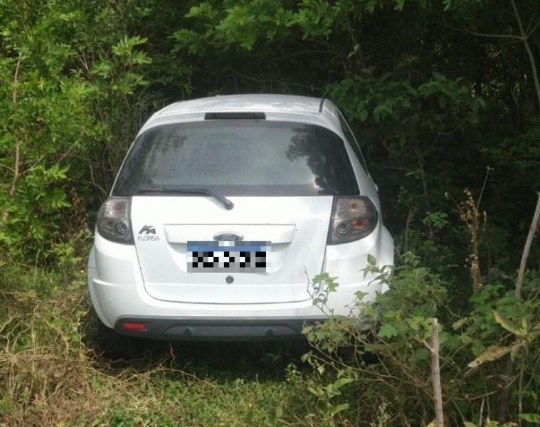 Carro furtado é encontrado abandonado em matagal em Tubarão