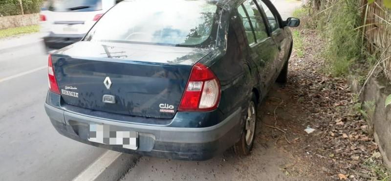 Motorista foge após colidir contra outro carro em Criciúma 