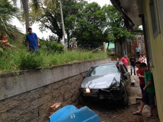 Motorista perde controle de carro e cai em barranco de 20 metros de altura em Siderópolis