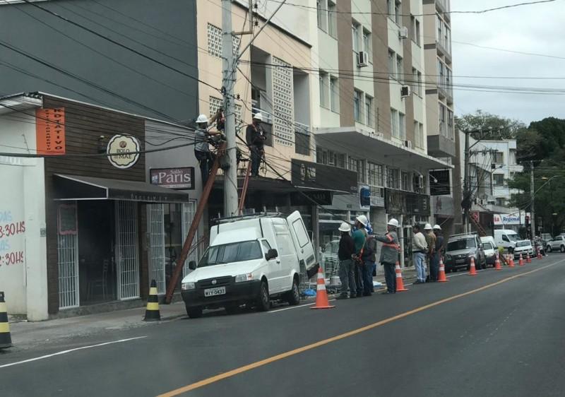 Empresas começam a arrumar fios soltos na rua Coronel Marcos Rováris