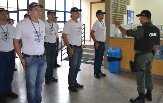Guardas municipais em formação recebem visita de autoridades de Criciúma