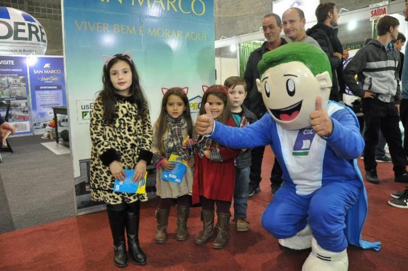 Cedelinho distribui livros em visita à Feira da Indústria e Comércio