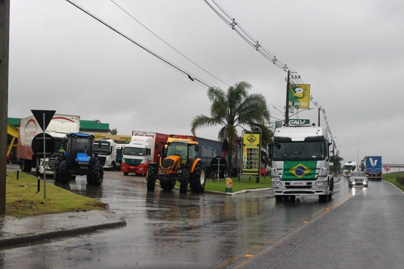 Manifestantes voltam a bloquear parcialmente o trânsito na BR-101 em Maracajá