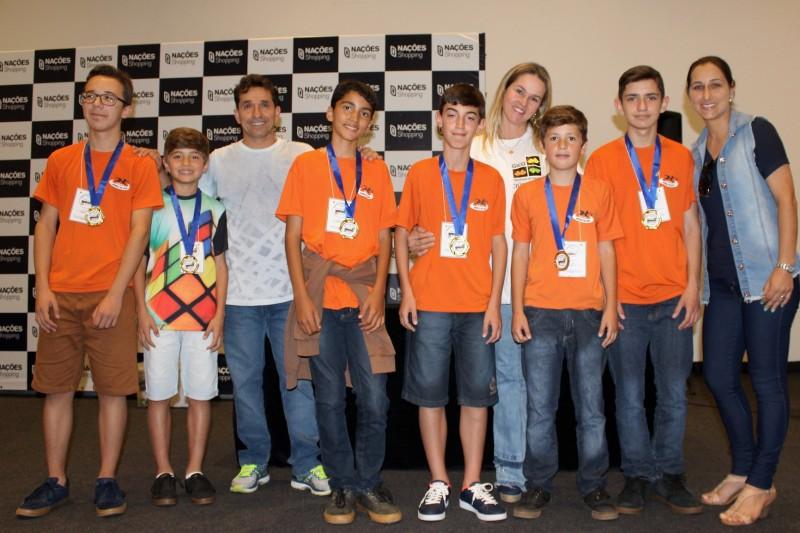Talentos revelados em campeonato de cubo mágico