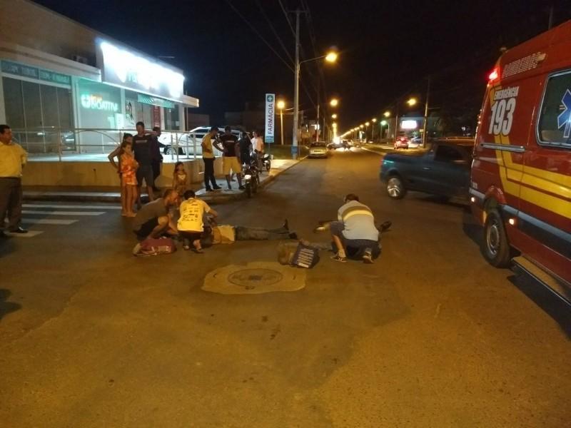 Motociclista e caroneiro ficam feridos após colisão