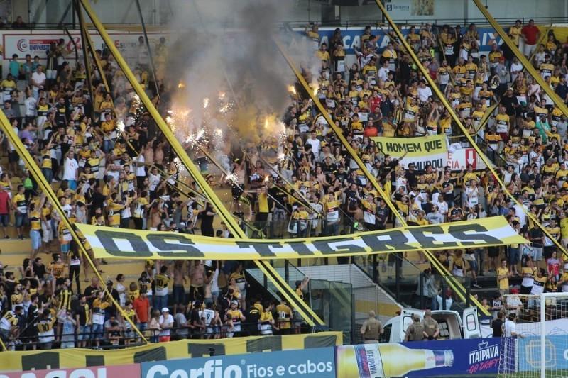 Auxiliar atingido por copo plástico e sinalizadores na súmula de árbitro em vitória do Criciúma