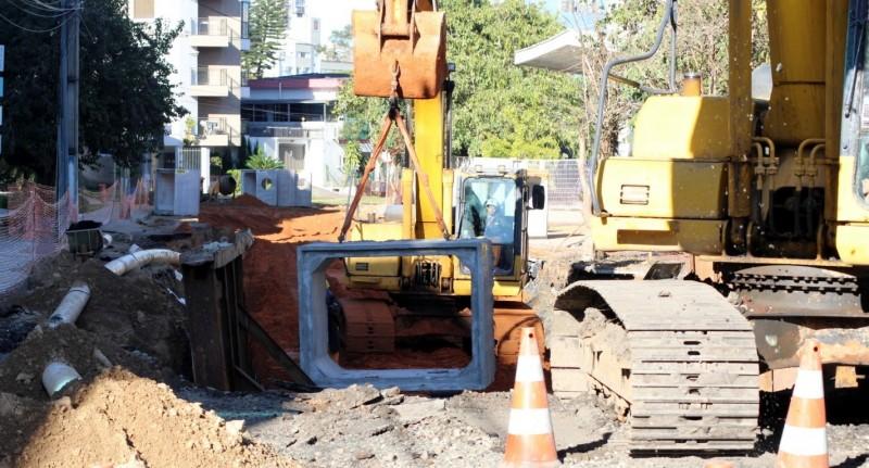 Obras de macrodrenagem alteram trânsito na região central de Criciúma