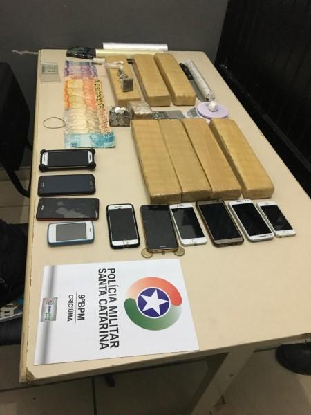 Polícia apreende mais de sete quilos de maconha, porções de cocaína e pássaros sem registro