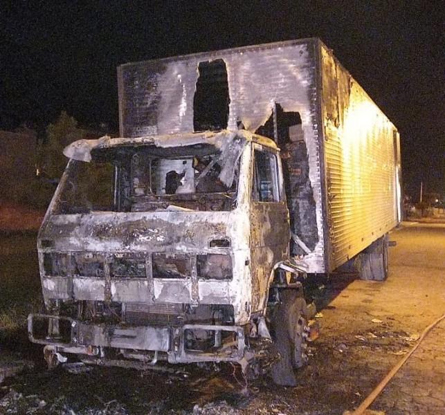 Incêndio destrói caminhão em Balneário Gaivota