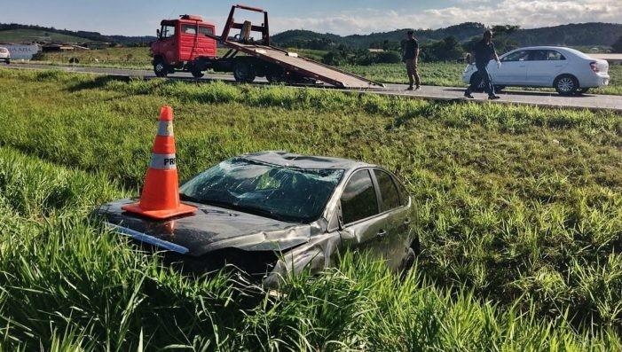 Motorista perde o controle da direção e veículo para em canteiro central