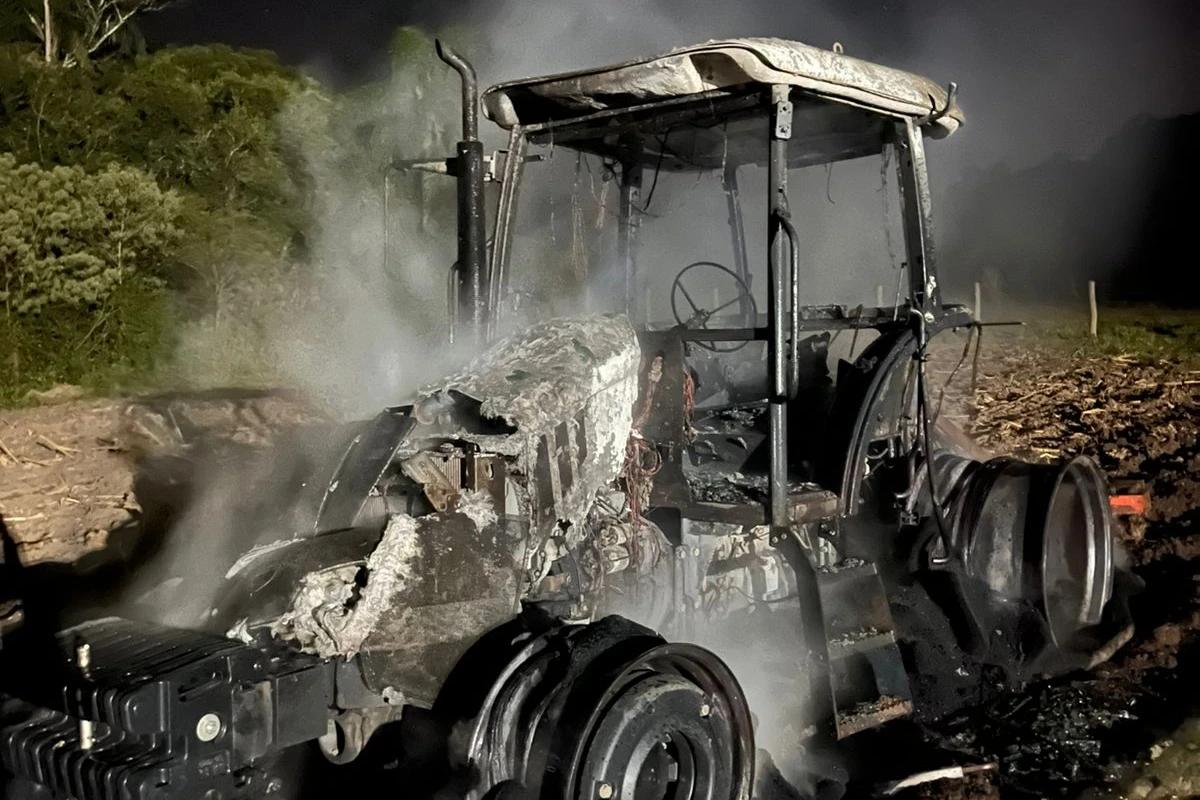 Trator pega fogo durante trabalho em lavoura em Orleans