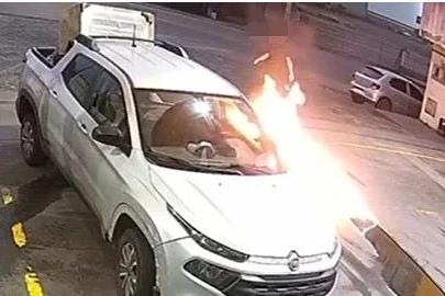 VÍDEO: homem ateia fogo em posto de combustíveis em Orleans
