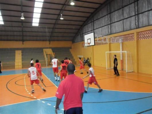 Domingo tem basquete em Içara