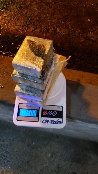 PM apreende adolescente com 1,5 kg de maconha e bicicleta furtada em Criciúma 