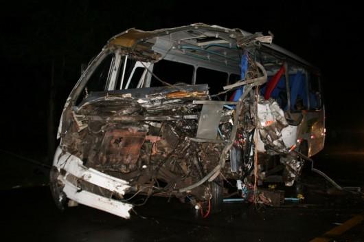 Colisão entre micro-ônibus com estudantes e caminhão deixa dois mortos na Estrada do Mar (RS)