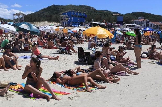 Longa exposição ao sol pode trazer prejuízos à pele e ao corpo