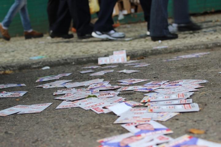 Santinhos políticos são derramados pela cidade