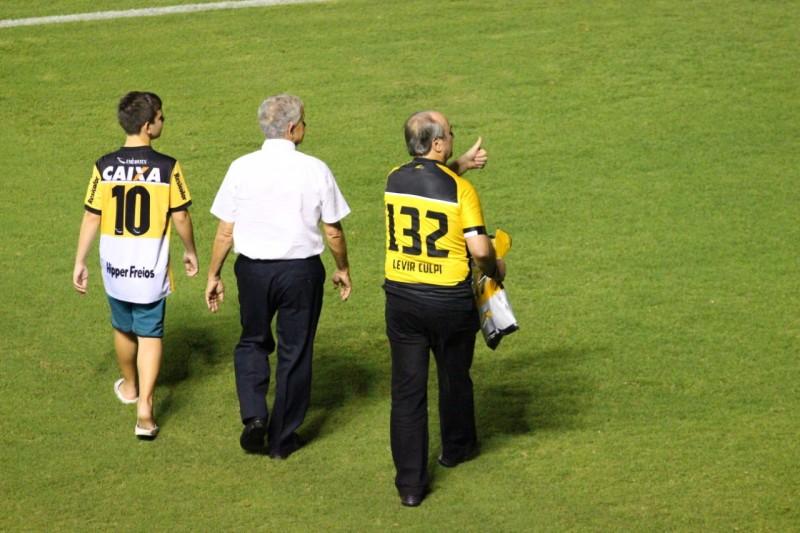 Sob aplausos da torcida, Levir Culpi recebe homenagem no Majestoso